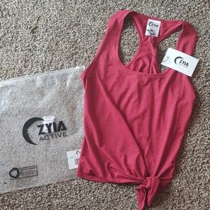 Cute tank top that can be knotted it not.